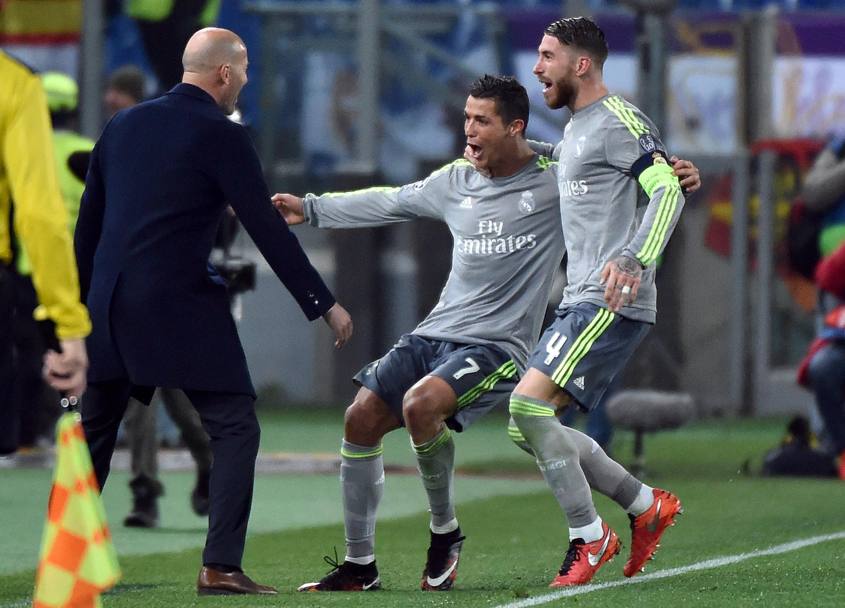 Ronaldo corre ad abbracciare Zidane. Ansa